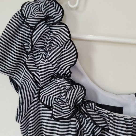 IZ Byer Yellow Belted Dress with a Stripped Top and Black Solid Bottom Juniors 7 - Picture 4 of 10